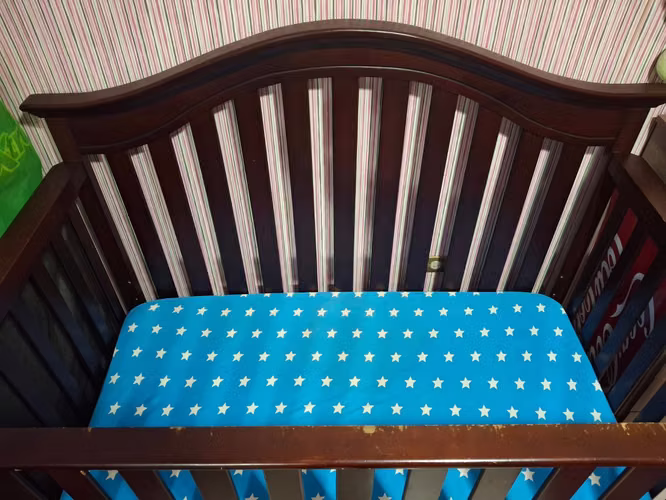 Cuna+ colchón grueso+ coche + silla de comer infantil