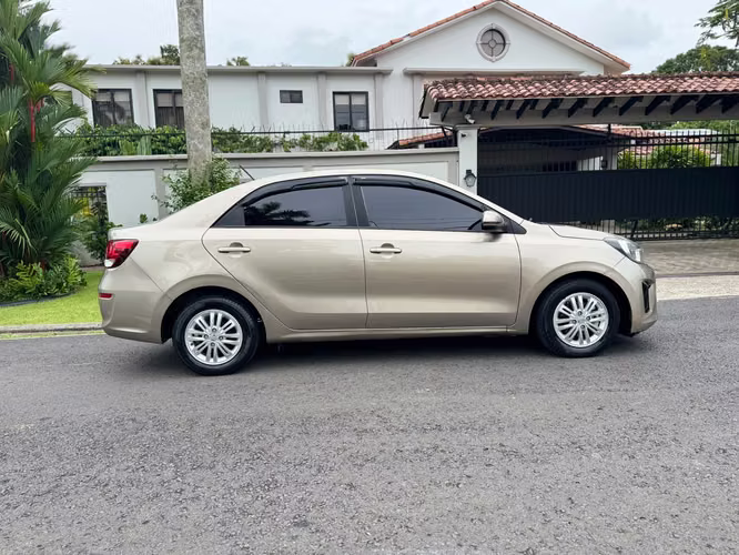 Kia Soluto Año 2022, Automatico - Version Semi Full     - Imagen 4