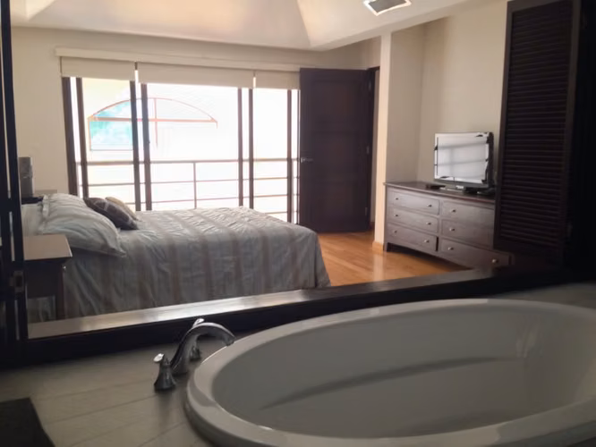 ALQUILO APARTAMENTO EN CLAYTON, EMBASSY CLUB, 1 RECAMARA, AMOBLADO, 180M2.