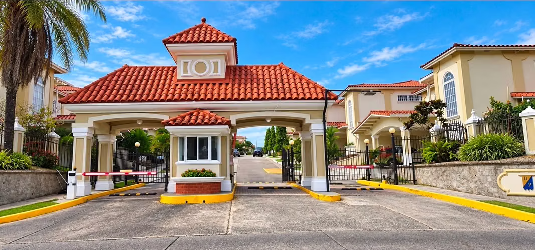Alquilo casa de 3 niveles exclusivo PH Brisas Pacífico - Imagen 6