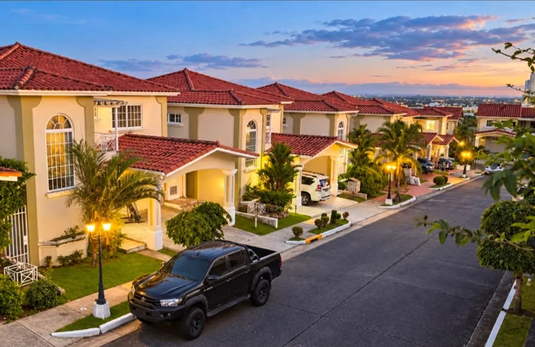 Alquilo casa de 3 niveles exclusivo PH Brisas Pacífico