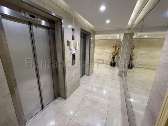 Vendo Apartamento en Obarrio OF27-2378