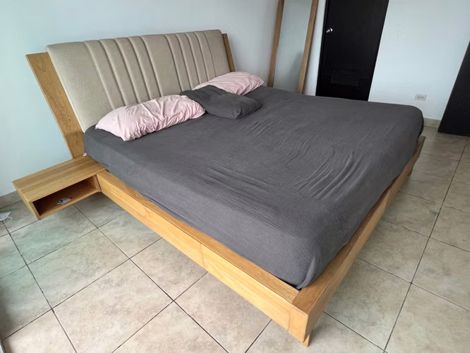 Cama King Completa + Colchón + Mesitas de Noche (Excelente Estado) - Imagen 2