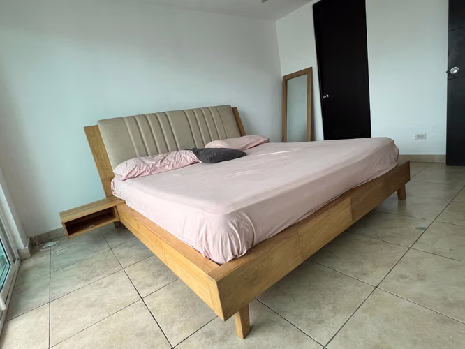 Cama King Completa + Colchón + Mesitas de Noche (Excelente Estado) - Imagen 6