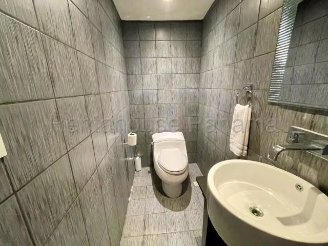 SE VENDE CASA COMERCIAL DE 2 NINEVES, CON SALIDA A CALLE 50-OBARRIO - Imagen 6