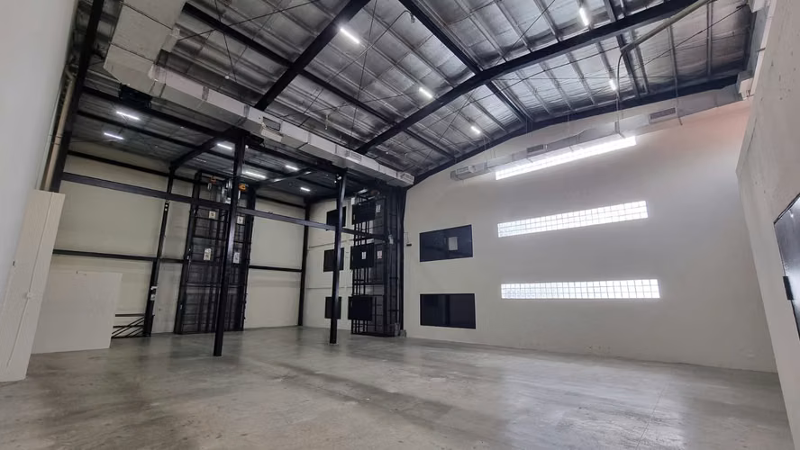Edificio comercial en Costa del este con Oficinas y Bodega incluida (AA) - Imagen 2