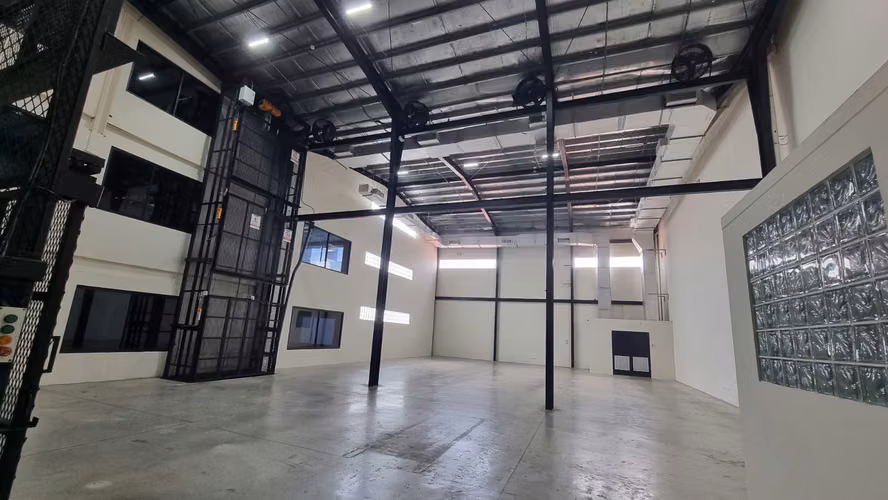 Edificio comercial en Costa del este con Oficinas y Bodega incluida (AA)