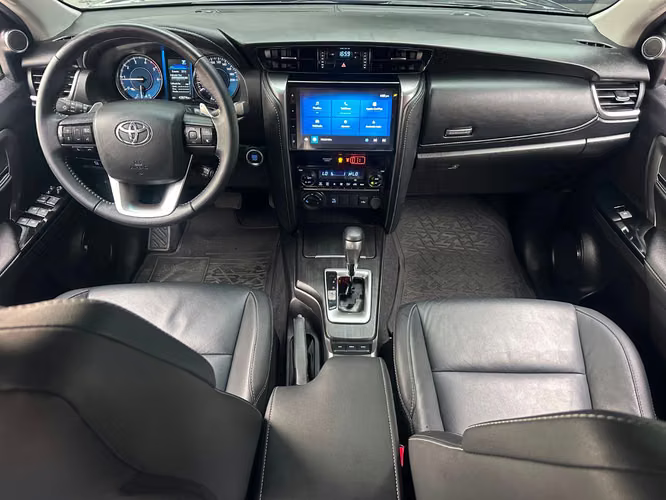 TOYOTA FORTUNER AÑO 2025 AUTOMÁTICO FULL EXTRA