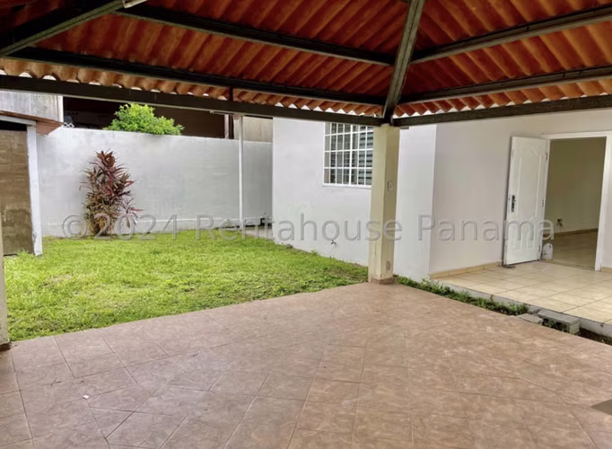 Corner house in Brisas del Golf - 124; Sale with option to purchase. 24mgo9711