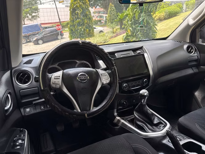 Nissan Frontier NP300 4x4 Manual XLE Año 2020 - Imagen 2