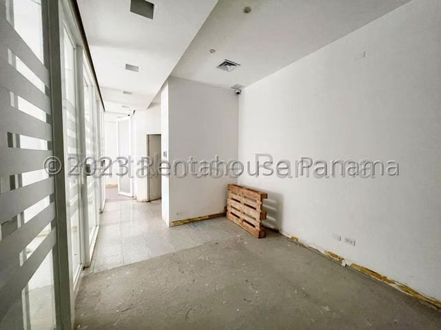 SE ALQUILA LOCAL COMERCIAN EN PLAZA UBICADO EN OBARRIO - Imagen 12