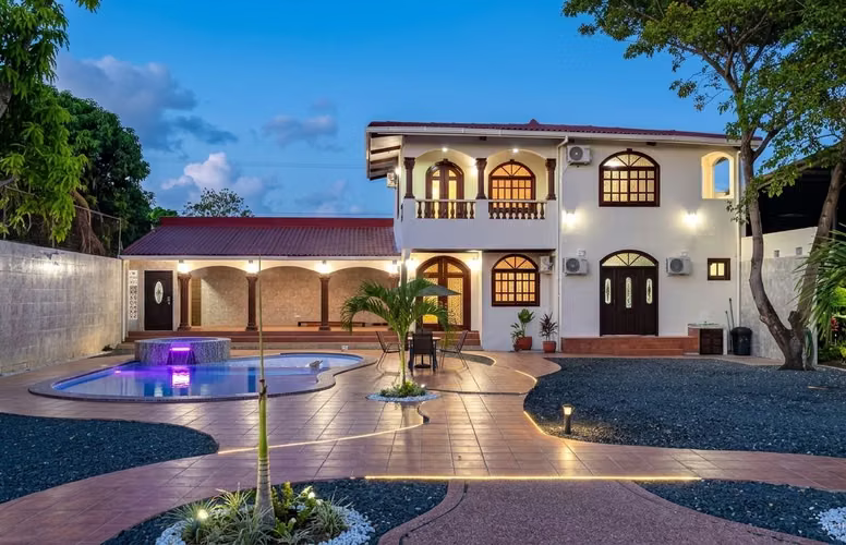 House in Las Acacias I with pool and 20 parking