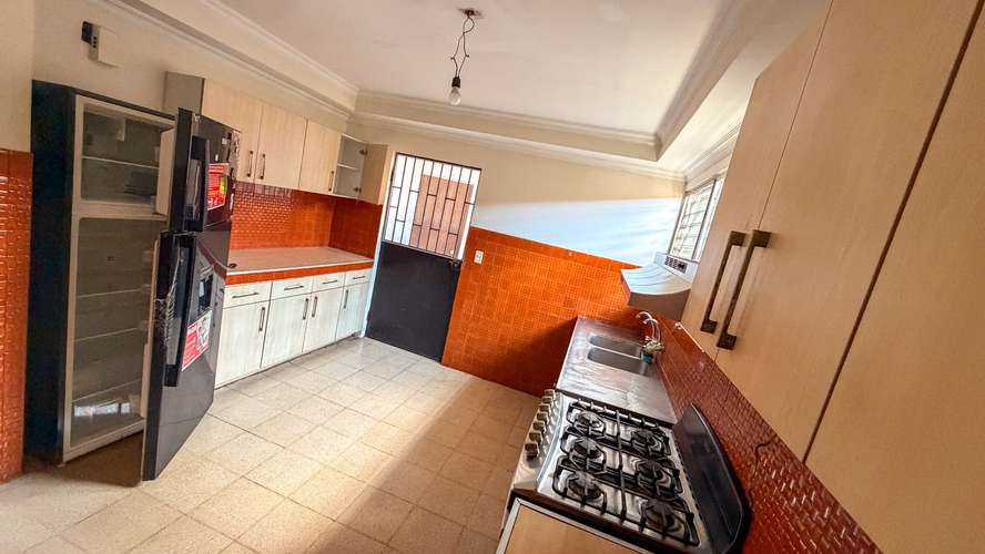Se vende amplia casa en Chanis con excelente potencial residencial y comercial