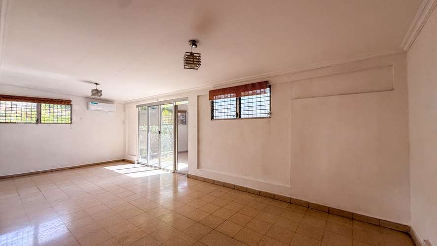 Se vende amplia casa en Chanis con excelente potencial residencial y comercial