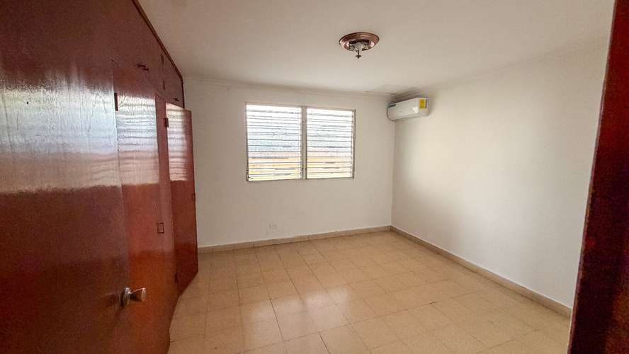 Se vende amplia casa en Chanis con excelente potencial residencial y comercial