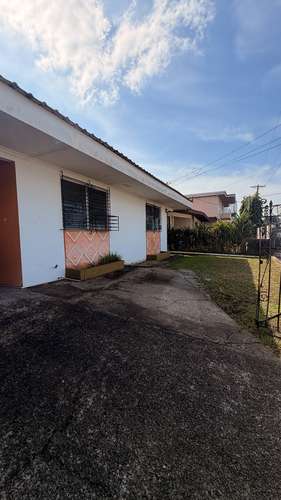 Se vende amplia casa en Chanis con excelente potencial residencial y comercial