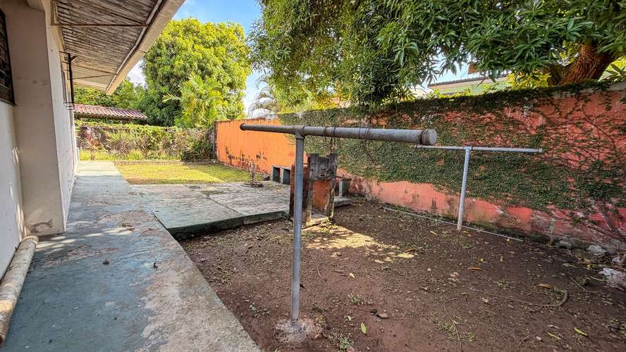 Se vende amplia casa en Chanis con excelente potencial residencial y comercial