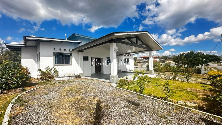 SE ALQUILA CASA AMPLIA CON LÍNEA BLANCA EN ALTO BOQUETE