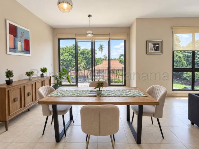 Se alquile apartamento amoblado con balcón en Amador/Causeway