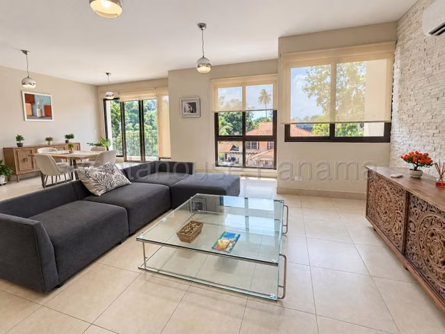 Se alquile apartamento amoblado con balcón en Amador/Causeway