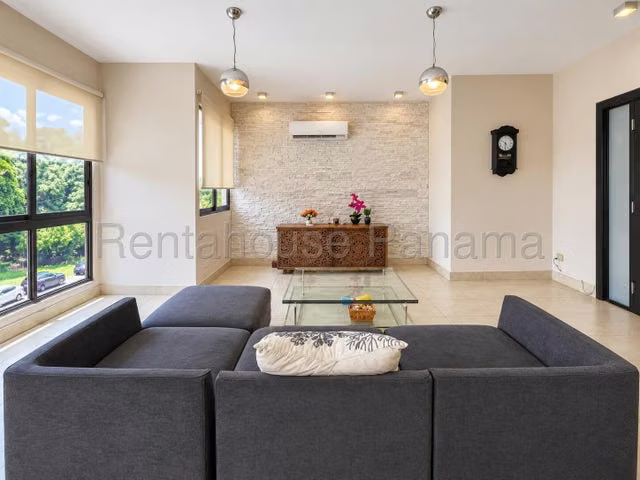 Se alquile apartamento amoblado con balcón en Amador/Causeway