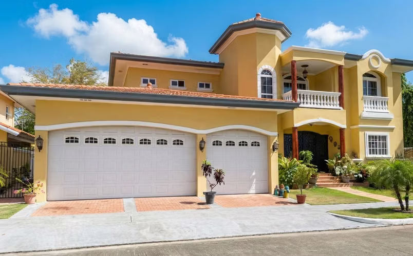 Casa en Ancon residencial privado I con terraza y amplio patio