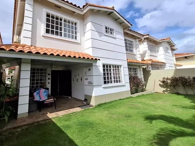 271465. Se vende a excelente precio casa en Brisas Village, 268m de terreno