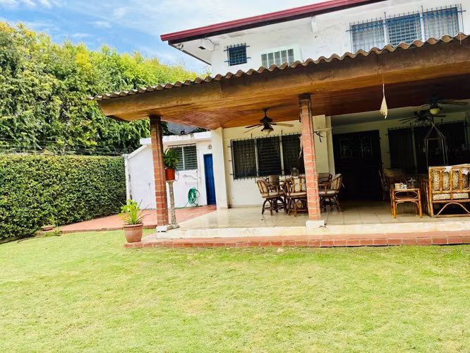 Venta de cálida casa con patio, terraza y depósito en Altos de La Loma – Pueblo Nuevo - Imagen 15