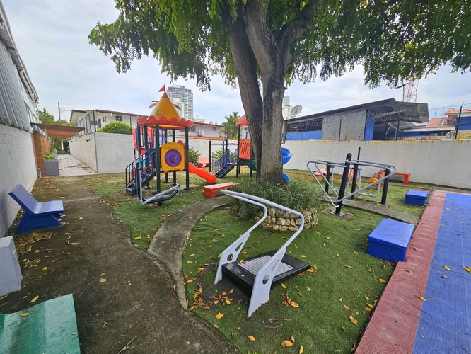 Venta de Casa en Esquina con Enorme Patio en Altos de La Loma - Pueblo Nuevo. Precio Negociable - Imagen 20