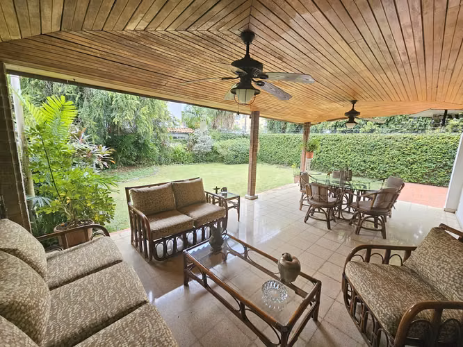 Venta de Casa en Esquina con Enorme Patio en Altos de La Loma - Pueblo Nuevo. Precio Negociable - Imagen 7