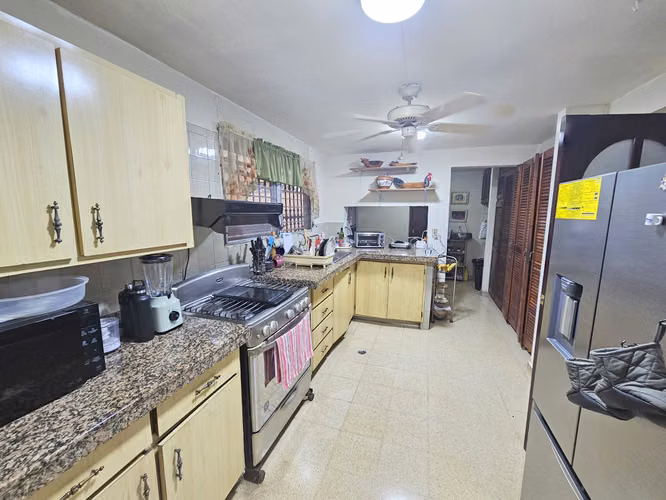 Venta de Casa en Esquina con Enorme Patio en Altos de La Loma - Pueblo Nuevo. Precio Negociable - Imagen 9