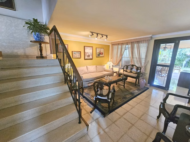 Venta de Casa en Esquina con Enorme Patio en Altos de La Loma - Pueblo Nuevo. Precio Negociable - Imagen 6