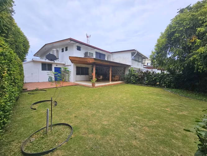 Venta de Casa en Esquina con Enorme Patio en Altos de La Loma - Pueblo Nuevo. Precio Negociable - Imagen 2