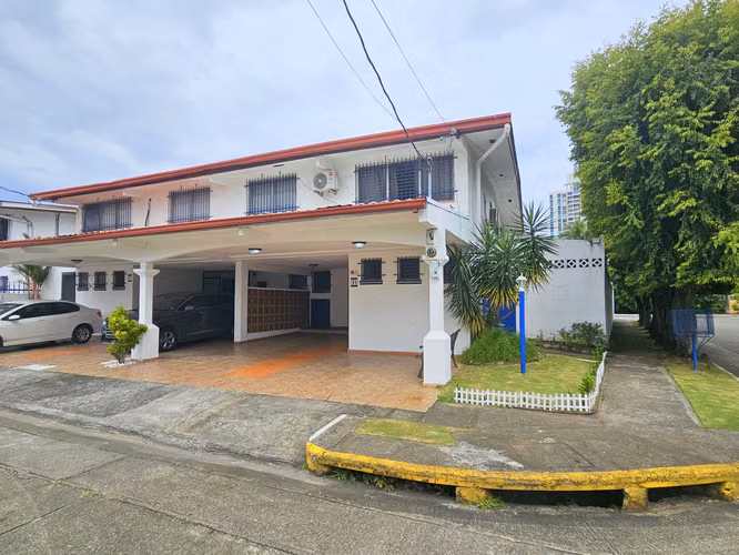 Venta de Casa en Esquina con Enorme Patio en Altos de La Loma - Pueblo Nuevo. Precio Negociable