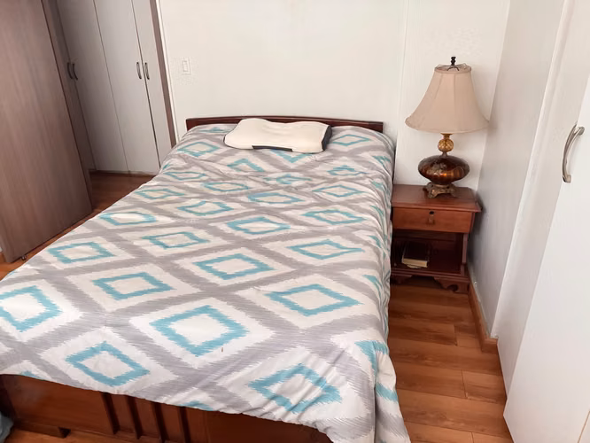 Juego de recámara de madera (cama doble y dos mesas de noche) - Imagen 2