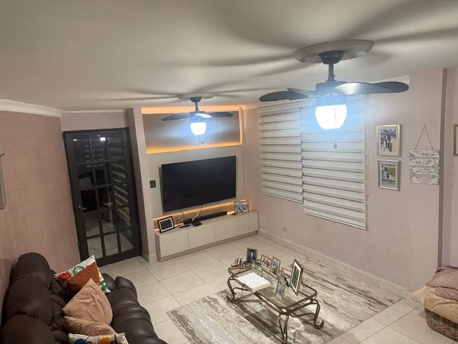Habitación con baño privado para dama. Todos los servicos incluido wifi, luz, gas, agua, a/a