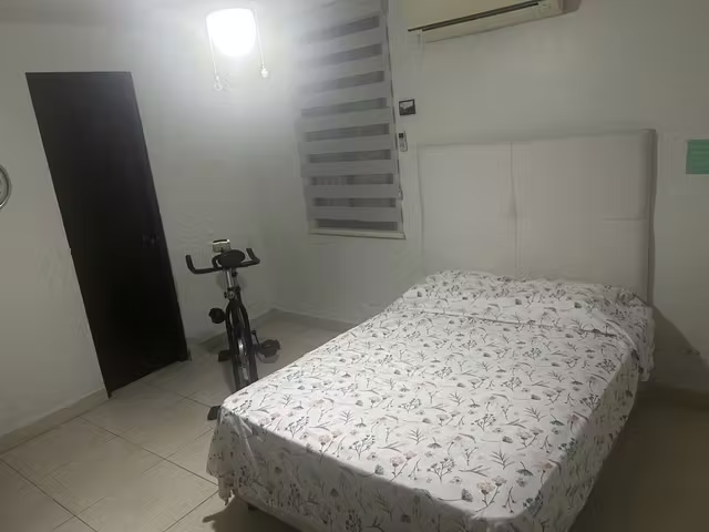 Room with private bathroom for lady. All services included wifi, light, gas, water, a / a
