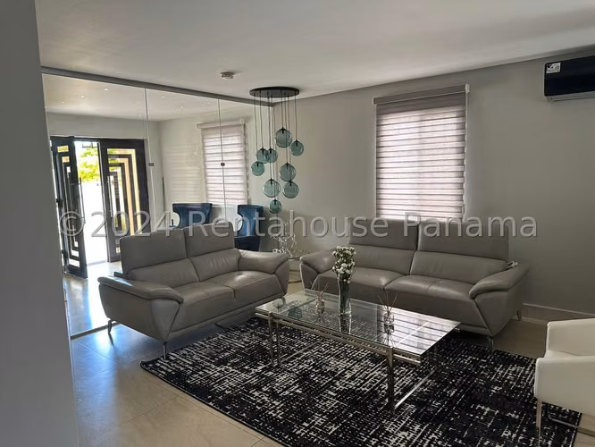 Venta de Casa Semi-amoblada en Chorrera Rolling Hills EC