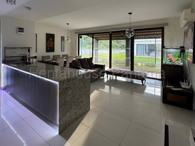 Venta de Casa Amoblada en Chorrera Riverview EC