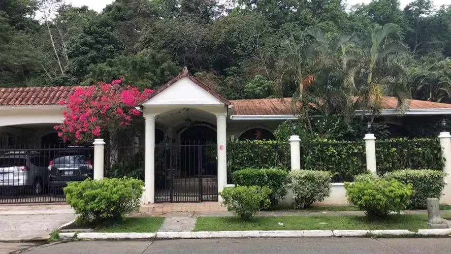 Casa en Alquiler – Albrook | Residencia de Lujo | Piscina | Jacuzzi - YP