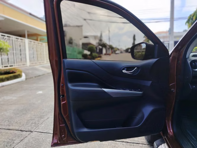 NISSAN NP AUTOMÁTICA 4X4 NEGOCIABLE r - Imagen 4