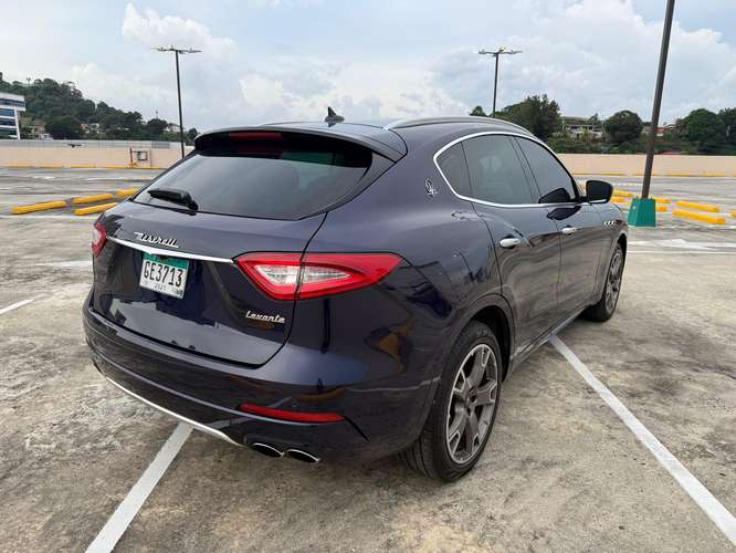 MASERATI LEVANTE 2017 26,900.00$