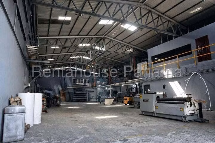 Alquilo Galera de 650m2 en Juan Diaz 27-2442SRZ