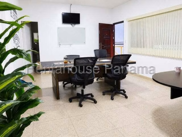 Alquilo Galera de 650m2 en Juan Diaz 27-2442SRZ