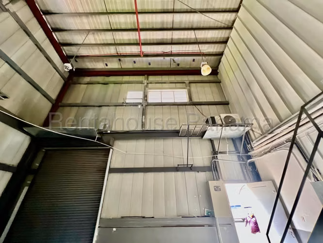GANGA!!! SE VENDE GALERA - JGGANGA Venta de Galera de 2 niveles, en el practico sector de Don Bosco, muy cerca del Metro