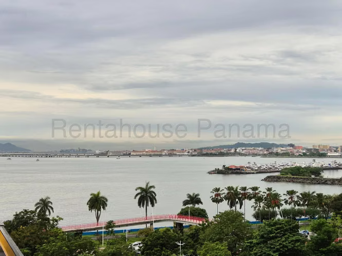 Venta de Apartamento Amoblado en PH Bayfront, Avenida Balboa 26-8489GG