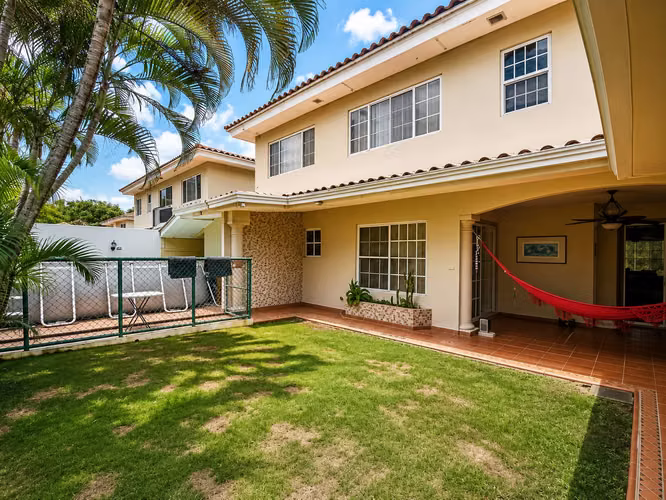 ALQUILER CASA COSTA DEL ESTE CON TERRAZA COSTA AZUL MLD