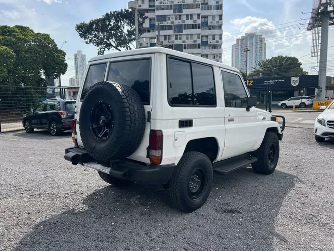 Toyota Land Cruiser - Imagen 4