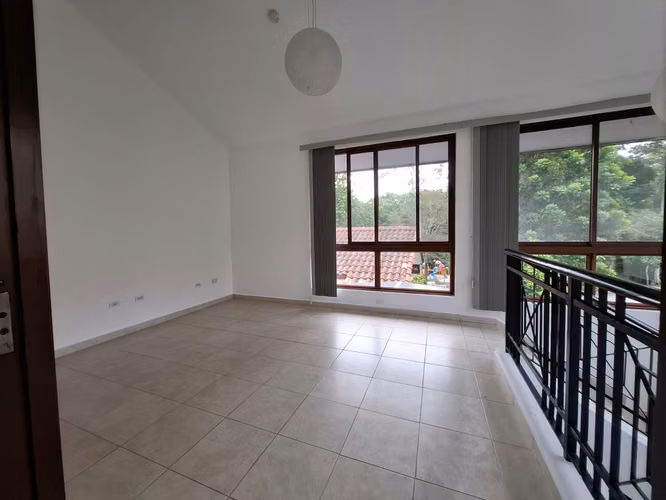 **Elegante y Espaciosa Residencia en Exclusiva Comunidad Cerrada (Clayton)** - Imagen 19