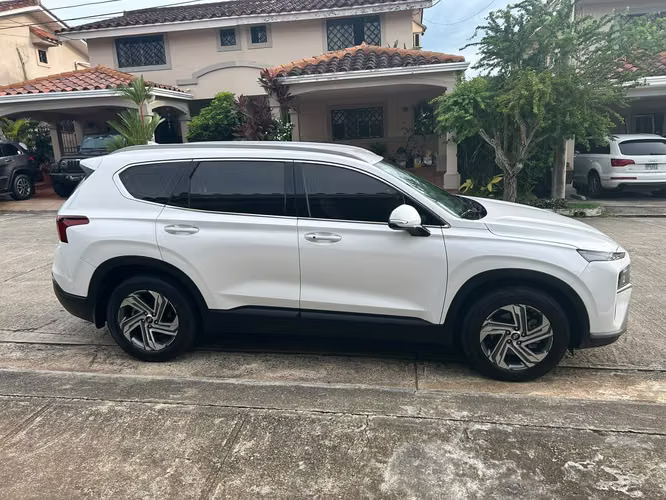 Veno Hyunday Santa fe como nueva! Unica dueña - Imagen 9